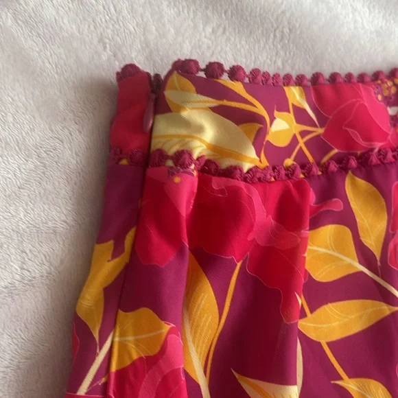 Bebe waistband trim detail printed flowery godet skirt Size 0 NEW WITH TAGS* - Picture 5 of 5